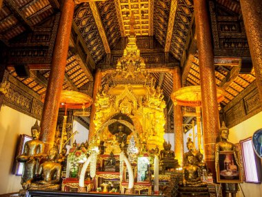 Tapınaktaki altın Buda kutsal bir Budist 'tir..