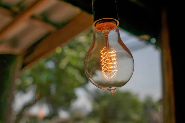 Une Ampoule Orange Accrochée Beau Plafond — Photo