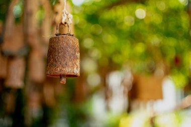 Ağacı süsleyen eski çan..