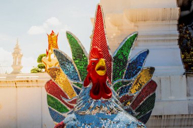 Budizm mitolojisindeki hayvan heykelleri.