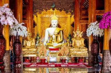 Budizm 'de Buda kutsaldır ve kutsaldır.