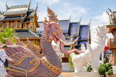 Budizm mitolojisindeki hayvan heykelleri.