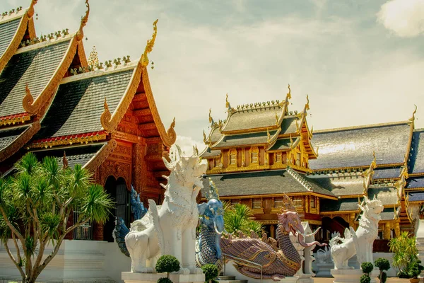 佛寺内的寺庙 而且非常漂亮 — 图库照片