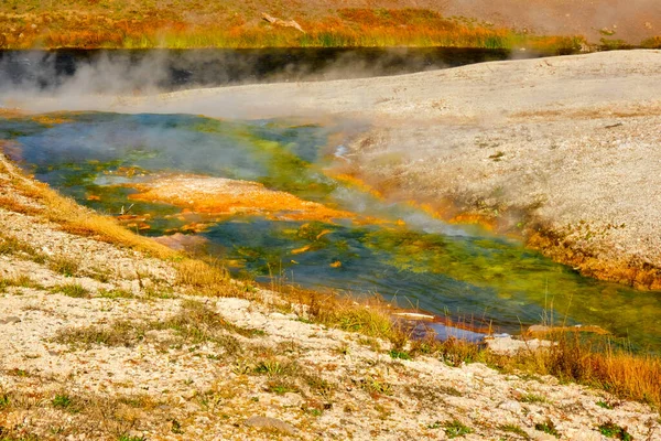 Grand Prismatic Spring Vlévá Řeky Firehole Yellowstonském Národním Parku — Stock fotografie