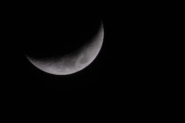 Lua Crescente Céu Escuro Inverno Com Fundo Preto — Fotografia de Stock