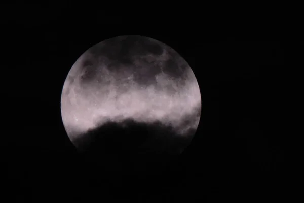 Ay tutulmasından ve geçen bulutlardan kısa bir süre önce Mayıs 'ta dolunay var.