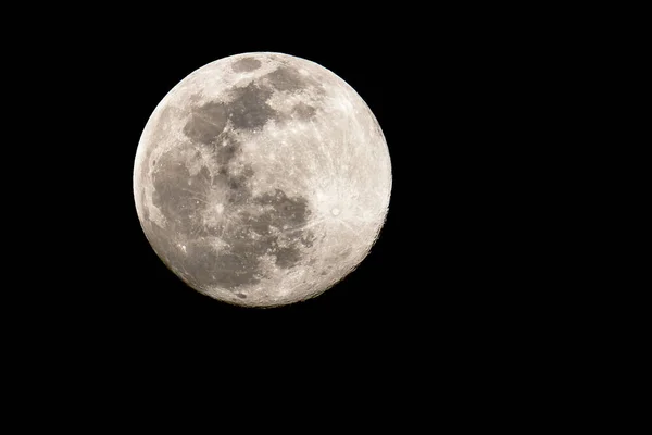 满月在黑暗的夜空 — 图库照片