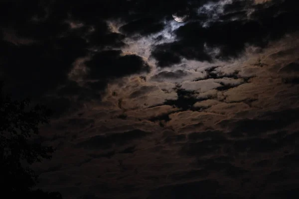 Цветочная Кровь Полнолуние Мае Незадолго Лунного Затмения Облачную Ночь — стоковое фото