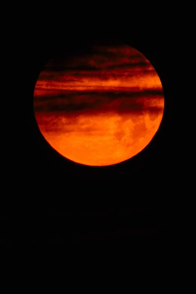 Tutulmasından Kısa Bir Süre Önce Ayın Dolunayı Kırmızı Renkte Geçen — Stok fotoğraf