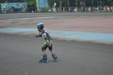 Bandung 20 Ağustos 2022 - Paten sahasında paten eğitimi alan genç bir çocuğun potansiyeli