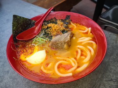 Erişte çorbası ve sığır eti.