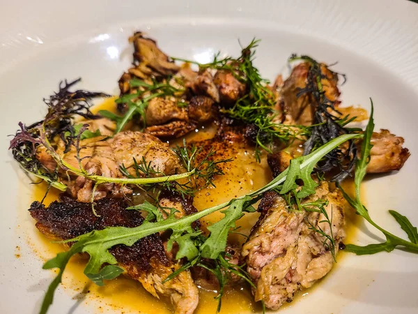 Kızarmış domuz eti ve roka.