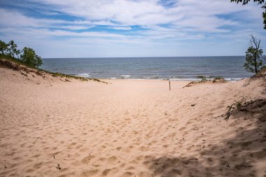Michigan Gölü 'nün batıya bakan görüntüsü Muskegon, Michigan yakınlarındaki Hoffmaster State Park' tan bulutlu bir günde. Sudaki dalgalar görülebilir..