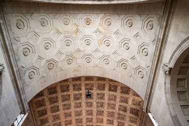 Toronto, Ontario 'daki Union İstasyonu, Toronto tren istasyonu, şehir merkezi, Via Rail Canada, Union Pearson Express, Go Transit ve diğerleri için bir merkez. Bina 1927 'de açılan tarihi Beaux-Arts tarzı bir bina..