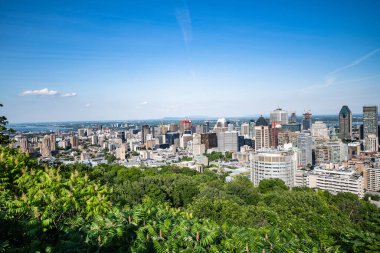 Kondiaronk Belvedere 'den Montreal şehir manzarası güneşli bir günde