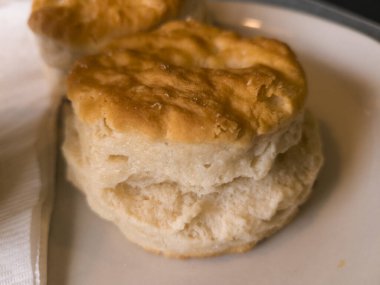 Peçeteli bir tabakta pişmiş bisküvi.