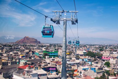 Cablebs 'ten Iztapalapa mahallesi manzarası, bir teleferik, hava tramvayı ve şehrin toplu taşıma sisteminin bir parçası..