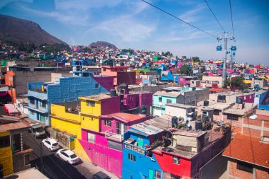 Cablebs 'ten Iztapalapa mahallesi manzarası, bir teleferik, hava tramvayı ve şehrin toplu taşıma sisteminin bir parçası..