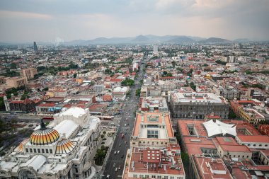 Torre Latinoamerika 'nın çatısından Mexico City manzarası bulutlu bir günde