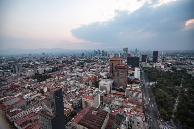 Torre Latinoamerika 'nın çatısından Mexico City manzarası bulutlu bir günde
