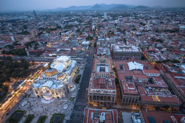 Torre Latinoamerika 'nın çatısından Mexico City manzarası bulutlu bir günde