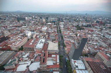 Torre Latinoamerika 'nın çatısından Mexico City manzarası bulutlu bir günde