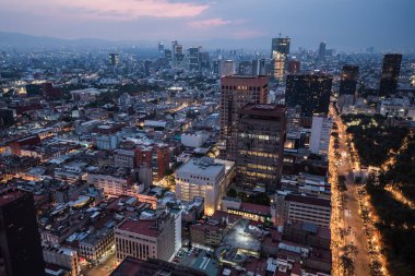 Torre Latinoamerika 'nın çatısından bulutlu bir günde Mexico City manzarası