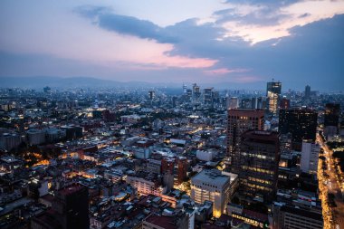 Torre Latinoamerika 'nın çatısından bulutlu bir günde Mexico City manzarası