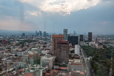 Torre Latinoamerika 'nın çatısından Mexico City manzarası bulutlu bir günde