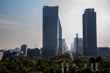 Mexico City manzarası Chapultepec Kalesi 'nden görüldüğü gibi Paseo de la Reforma' daki gökdelenler.