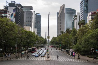 Mexico City 'deki Paseo de la Reforma manzarası. Gökdelen çizgili yol bu resimde görülebilir..