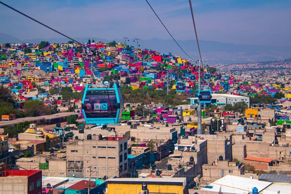Cablebs 'ten Iztapalapa mahallesi manzarası, bir teleferik, hava tramvayı ve şehrin toplu taşıma sisteminin bir parçası..