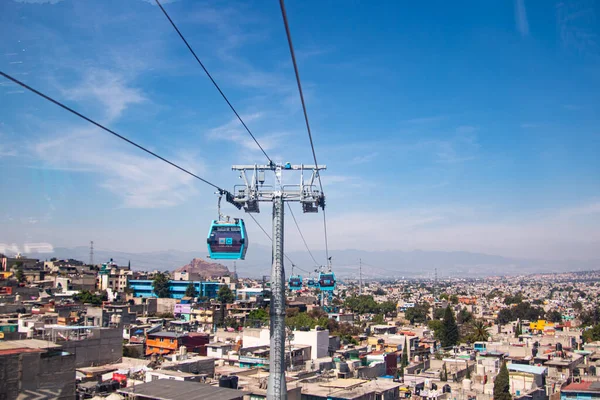 Cablebs 'ten Iztapalapa mahallesi manzarası, bir teleferik, hava tramvayı ve şehrin toplu taşıma sisteminin bir parçası..