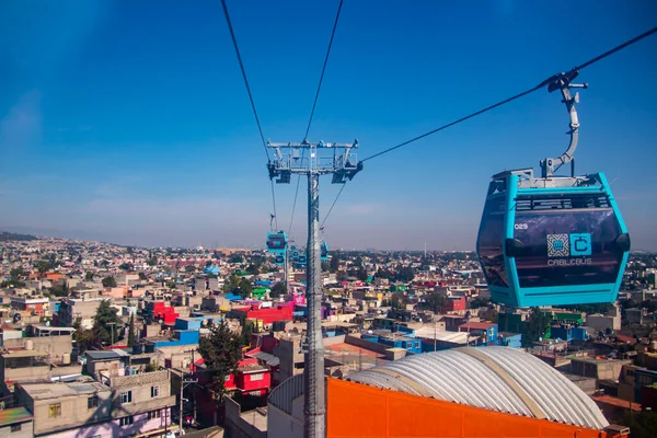 Cablebs 'ten Iztapalapa mahallesi manzarası, bir teleferik, hava tramvayı ve şehrin toplu taşıma sisteminin bir parçası..