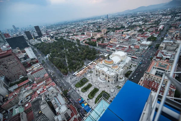Torre Latinoamerika 'nın çatısından Mexico City manzarası bulutlu bir günde
