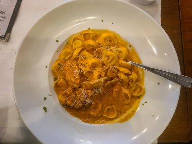 Tortellini ve ızgara tavuk makarna, domates soslu peynirli makarna.