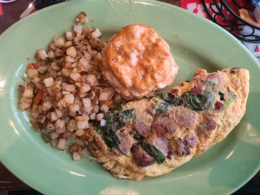 Patatesli ıspanak ve sosis omleti ve yeşil tabakta da bir kostüm.