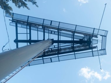 Açık bir günde bir reklam panosunun altından gökyüzüne doğru bakın. Reklam panosu Hazel Park, Michigan 'da..