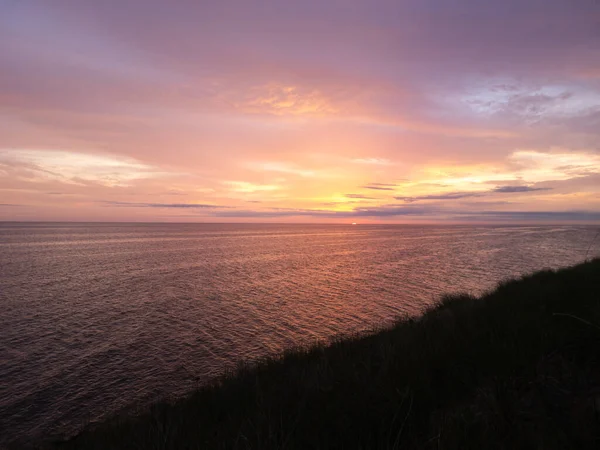 Batı Michigan 'daki Muskegon Eyalet Parkı' ndan bulutlu bir günde Michigan Gölü 'nün batışının görüntüsü