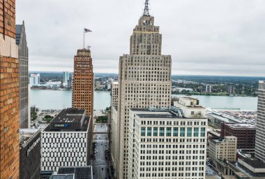 Yazın Detroit şehir merkezinin manzarası. Scott Binası 'ndan alınan bulutlu bir günde.