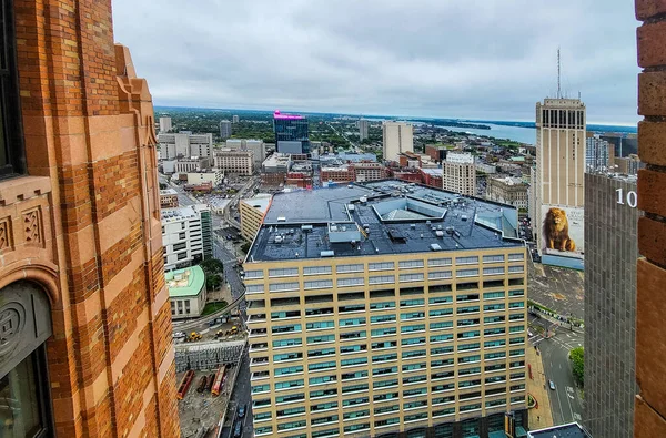 Yazın Detroit şehir merkezinin manzarası. Scott Binası 'ndan alınan bulutlu bir günde.