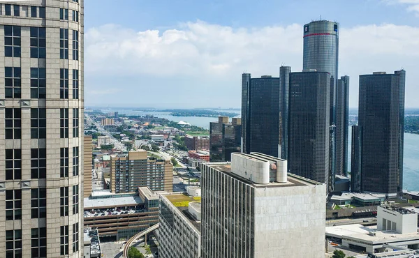 Yazın Detroit şehir merkezinin manzarası Guardian binasından alınan açık bir günde