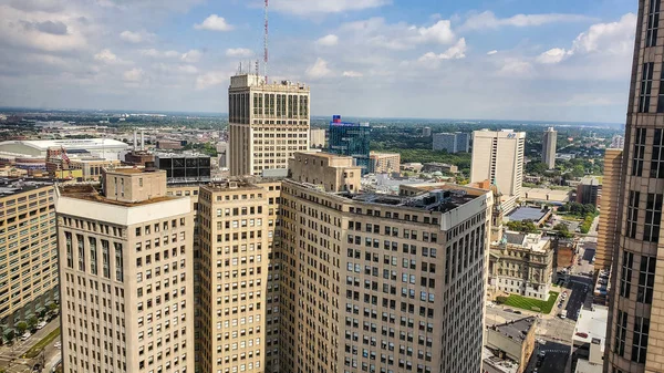 Yazın Detroit şehir merkezinin manzarası Guardian binasından alınan açık bir günde