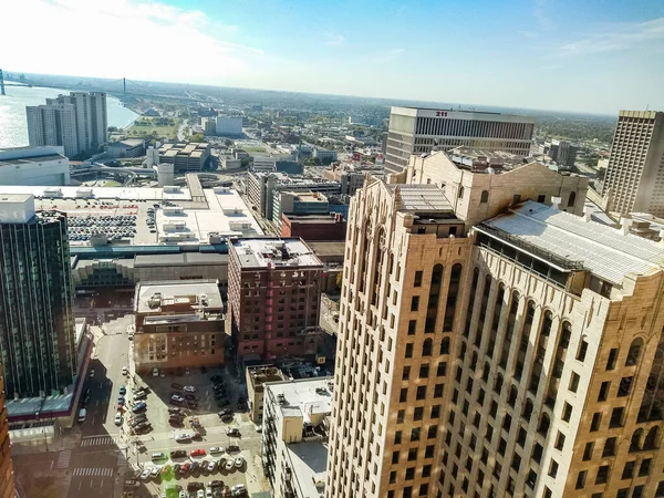 Yazın Detroit şehir merkezinin manzarası Guardian binasından alınan açık bir günde