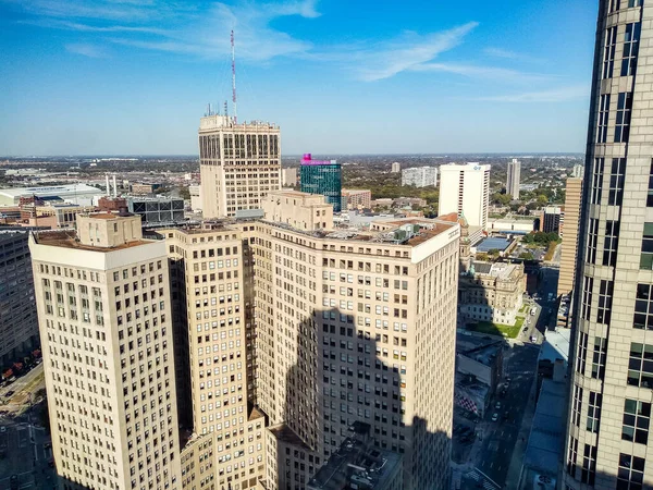 Yazın Detroit şehir merkezinin manzarası Guardian binasından alınan açık bir günde