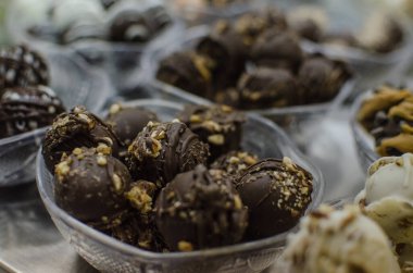 Tabaklarda çeşitli çikolata şekerleri sergileniyor.