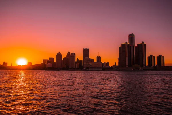 日落时分 从位于安大略温莎的底特律河对岸俯瞰密歇根州底特律市中心的地平线 — 图库照片