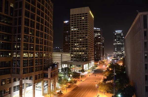 位于亚利桑那州凤凰城市中心华盛顿大街上方的景观 夜间拍摄 — 图库照片