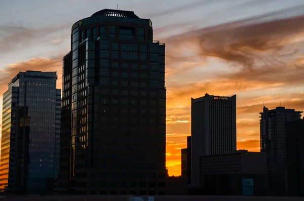 Gün batımında Arizona, Phoenix şehir merkezi manzarası.