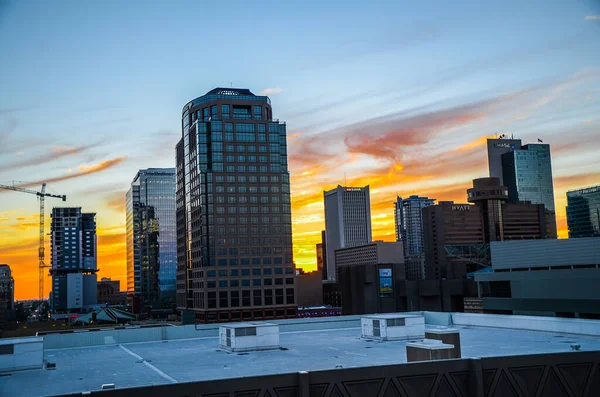 Gün batımında Arizona, Phoenix şehir merkezi manzarası.